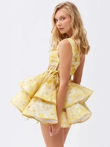 Abito corto floreale giallo monospalla con strati di volant e design alla moda