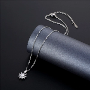 Collier en acier titane argenté avec pendentif tournesol en zircon sur socle gris