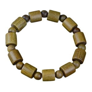 Bracciale in grani di sandalo verde oliva con venature naturali del legno