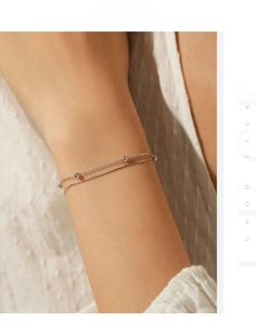 Dettaglio del bracciale a doppio strato in catena snake argento con perline lucide