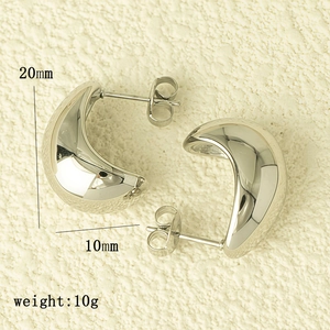 Détail macro des boucles d'oreilles créoles argentées de 20 mm de haut et 10 mm d'épaisseur