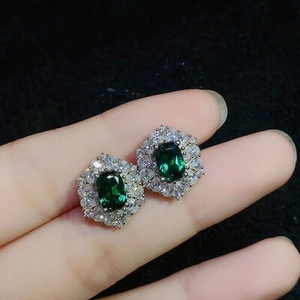Eleganti orecchini rettangolari verde smeraldo con zirconi e montatura in argento