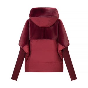 Detail van bordeauxrode parka met imitatiebont en geribbelde gebreide mouwtextuur op wit
