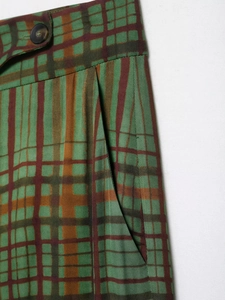 Detail der karierten Hose mit Seitentasche, Knopf und Textur des Twill-Stoffes