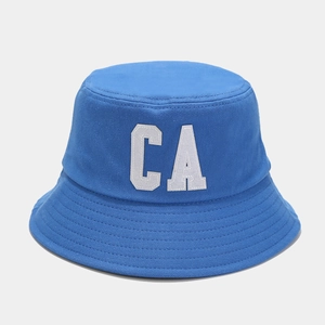 Détail du chapeau bob en coton bleu roi avec broderie blanche des lettres CA