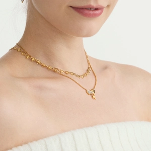 Zweilagige Goldhalskette mit hohlen Herzen und einem Kreuzanhänger für Damen