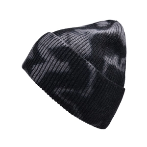 Detailaufnahme der dicken Rippstrick-Struktur einer schwarz-grauen Tie-Dye-Strickmütze