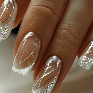 Makroaufnahme von silbernem Pailletten-Glitzer-Nageldesign mit metallischen Linien