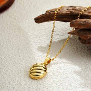 Oval Locket Pendant Necklace 18K Gold Plated Stainless Steel And Copper Threaded Wave Texture Openable Photo Holder For Women