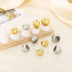 Detailansicht polierter Gold- und Silber-Domringe auf Seidenstoff-Display