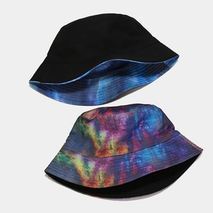 Bob réversible en denim avec motif graffiti tie-dye coloré et protection solaire noire