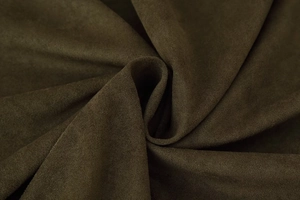 Detailaufnahme von olivbraunem Wildlederimitat mit weicher Textur und mattem Finish