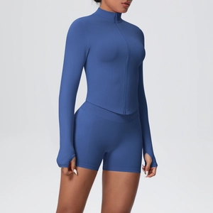 Détail d'un ensemble de yoga bleu avec haut à demi-zip et passants pour les pouces aux poignets