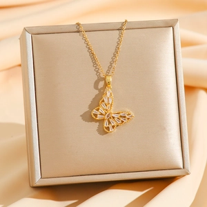Elegante goldene Schmetterling-Halskette mit Zirkonia-Steinen auf einer Schmuckschatulle