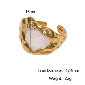 Détails de la bague réglable dorée avec dimensions largeur 15mm et diamètre interne 17,4mm