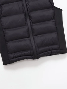 Détail de gilet matelassé en nylon coupe-vent avec fermeture à glissière résistante