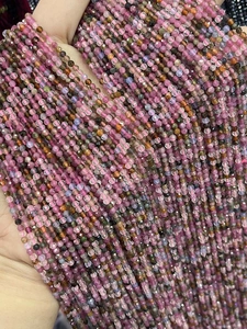 Gros plan de perles de tourmaline naturelle facettées multicolores pour bijoux DIY