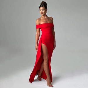 Détail de la robe de soirée rouge dos nu sans bretelles avec fente haute et coupe cintrée