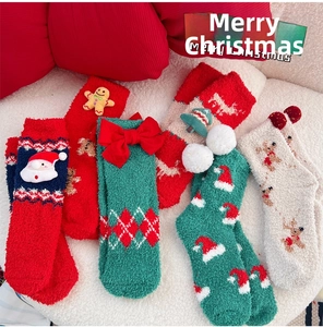 Détail de chaussettes de Noël épaisses en polaire avec décorations 3D Père Noël et sapin