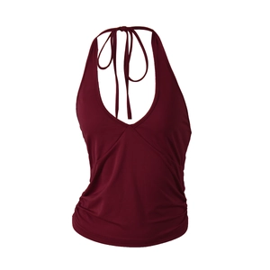Vue détaillée du crop top licou bordeaux avec texture de tissu extensible de haute qualité