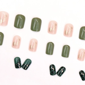 Faux ongles imprimé léopard vert avec feuilles d'or et design marbré pour femme