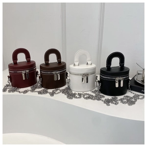 Mini sac cylindrique en bordeaux, marron, blanc et noir avec des chaînes argentées