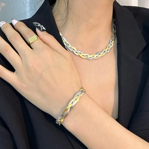 Set di gioielli in acciaio al titanio a tre colori con collana e bracciale a spina di pesce