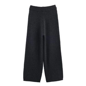 Detail einer dunkelgrauen Strickhose mit weitem Bein und bequemem Gummizug im Bund