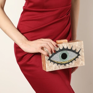 Elegante borsa da sera in acrilico marmorizzato con design a occhio glitterato e catena