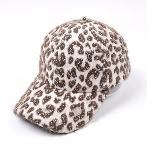 Gros plan sur la casquette léopard d'hiver avec texture douce en fausse fourrure chaude