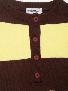 Detalle de jersey de punto a rayas marrón miel con cuello Henley y suave textura de punto