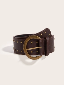 Détails macro d'une ceinture en cuir rétro avec rivets métalliques et boucle en bronze