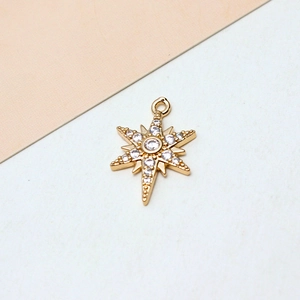 Makroaufnahme der Goldener Nordstern Anhänger mit Zirkonia und Öse für DIY Schmuck