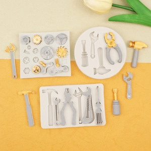 Detalle del molde de silicona con llaves, martillos y engranajes para manualidades DIY