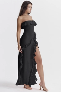 Vue détaillée de la robe de soirée bustier noire avec volants et fente haute sexy