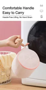 Détail du sac à linge en maille épaisse avec fermeture éclair rose et poignée de transport