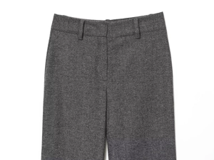 Détail du pantalon gris taille haute texturé montrant les fibres et passants de ceinture
