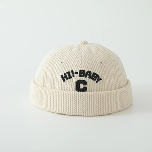 Détail du bonnet docker en velours crème avec broderie HI!-BABY et lettre C enfant
