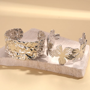 Set bracciale rigido argento martellato e braccialetto a fiori su base in pietra