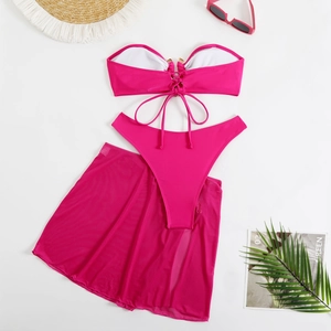 Ensemble bikini 3 pièces rose fuchsia avec haut bandeau, culotte échancrée et paréo en mesh