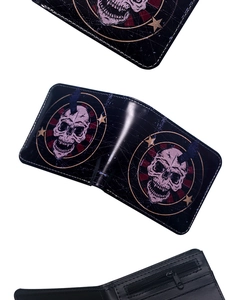 Drei Ansichten einer Vintage Totenkopf Geldbörse mit Kartenfächern und Reißverschlussfach
