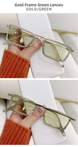 Detalle de las gafas de sol sin montura doradas con lentes verdes y pedrería blanca