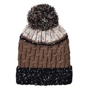 Texture détaillée de bonnet d'hiver tricolore en tricot avec un grand pompon moelleux