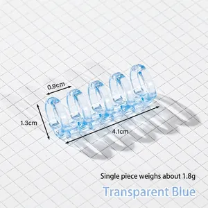 Dettaglio ravvicinato di un anello per rilegatura a 5 fori blu trasparente lungo 4,1 cm