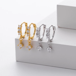 Détail des boucles d'oreilles en argent S925 dorées et argentées avec breloques zircon