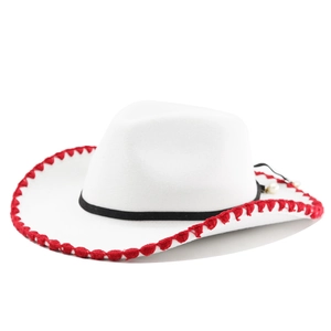 Detail eines weißen Filz-Cowboyhuts mit roter Perlenkante und Perlen-Akzentband am Hut