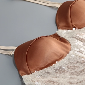Détails de robe de soirée en satin marron avec dentelle blanche et sequins