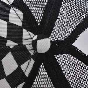 Draufsicht der Schachbrett-Pferdeschwanz-Mütze mit schwarzem Netzgewebe und Knopf-Detail