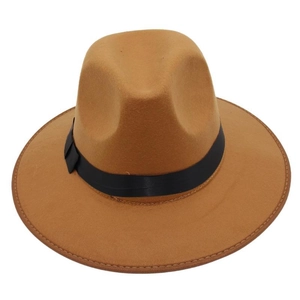 Vue de dessus d'un chapeau fedora en laine camel avec ruban noir et bord plat vintage