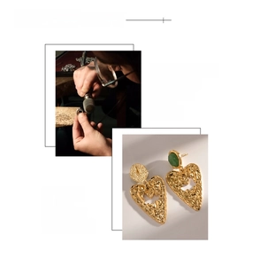 Vista dettagliata degli orecchini a cuore in oro 18K con pietre verdi e finitura lucida